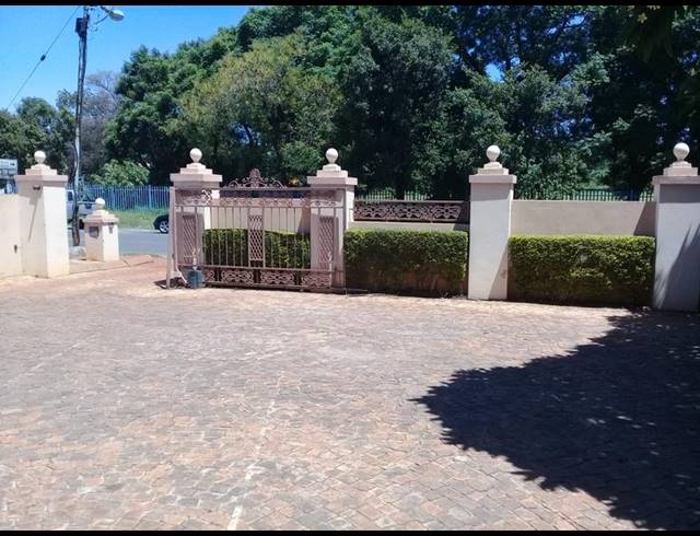 8 BEDROOM HOUSE FOR SALE IN RUSTENBURG